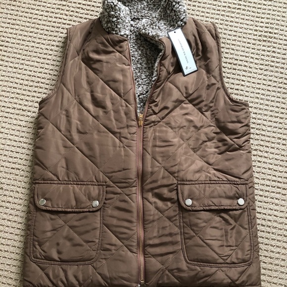 Goodnight Macaroon ‘Iram’ Reversible Fleece Vest - Picture 2 of 3